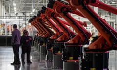 FILE PHOTO: The electric vehicle battery tray assembly line is seen at the opening of the Battery Factory for the Mercedes-Benz plant in Alabama<br>FILE PHOTO: People are seen next to robotic arms for a second battery tray assembly line at the opening of a Mercedes-Benz electric vehicle Battery Factory in Woodstock, Alabama, U.S., March 15, 2022. REUTERS/Elijah Nouvelage/File Photo