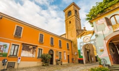 painted walls on cobbled lane in the medieval town near Bologna in Italy<br>H7WCGA painted walls on cobbled lane in the medieval town near Bologna in Italy