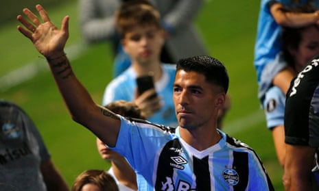 Luis Suárez welcomed by 30,000 fans at Brazil's Grêmio arena – video