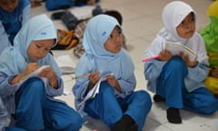 ‘Saya ingin dan mengharapkan pendidikan yang sekular bagi anak perempuan saya’... murid-murid sekolah di Bekasi di pinggiran Jakarta. Foto: Bay Ismoyo/AFP/Getty Images