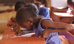 Niger, Niamey, African pupils sitting at their wooden desk in the classroom.<br>BMM21Y Niger, Niamey, African pupils sitting at their wooden desk in the classroom.