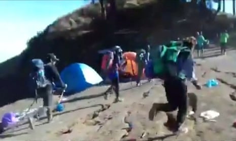 Climbers flee Mount Rinjani in Lombok, Indonesia after earthquake – video