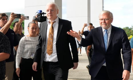 WikiLeaks founder Julian Assange (left) and Kevin Rudd (right).