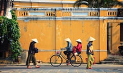 Vietnam, Quang Nam, Hoi An old town (UNESCO Site), People on sidewalk