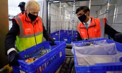 Boris Johnson and Rishi Sunak load produce at Tesco’s Erith distribution centre in south-east London last week.