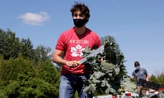 FILE PHOTO: Canada’s PM Trudeau harvests broccoli on Canada Day in Ottawa<br>FILE PHOTO: Canada’s Prime Minister Justin Trudeau harvests broccoli at an Ottawa Food Bank farm on Canada Day in Ottawa, Ontario, Canada July 1, 2020. REUTERS/Blair Gable/File Photo