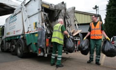 .<br>Sevenoaks council
Refuse collectors -Tony Stammers and Elliott Goldsmith (glasses)
Sevenoaks, Kent
22-09-2016 
Photograph by Martin Godwin