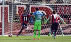 Crotone's Diego Falcinelli, left, scores on a penaly during a Serie A soccer match between Crotone and Inter Milan, at the Ezio Scida stadium in Crotone, Italy, Sunday, April 9, 2017. (Albano Angilletta/ANSA via AP)