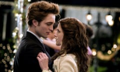 TWILIGHT<br>ROBERT PATTINSON &amp; KRISTEN STEWART Character(s): Edward Cullen &amp; Bella Swan Film ‘TWILIGHT’ (2008) Directed By CATHERINE HARDWICKE 17 November 2008 SST77363 Allstar Collection/SUMMIT ENTERTAINMENT **WARNING** This photograph can only be reproduced by publications in conjunction with the promotion of the above film. A Mandatory Credit To SUMMIT ENTERTAINMENT is Required. For Printed Editorial Use Only, NO online or internet use. 0511z@yx