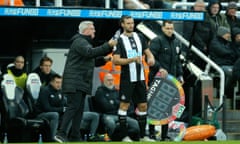 Steve Bruce issues instructions to Andy Carroll before sending him on against Southampton.
