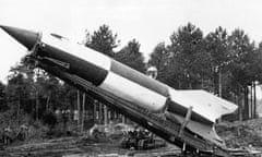 A V2 rocket on the launch pad. More elaborate than the V1, these were first fired against London on 8 September 1944. Date: Circa 1944<br>G3B0MX A V2 rocket on the launch pad. More elaborate than the V1, these were first fired against London on 8 September 1944. Date: Circa 1944