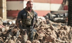 ARMY OF THE DEAD (Pictured) DAVE BAUTISTA as SCOTT WARD in ARMY OF THE DEAD. Cr. CLAY ENOS/NETFLIX © 2021