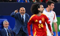 Luciano Spalletti urges on his Italy team