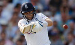 Joe Root pulls on his was to 91