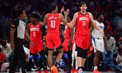 Boban Marjanović scored 13 points in 12 minutes of the fourth against the Clippers. 