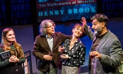 Leila Mimmack (Edie), Alan Davies (Henry), Nitin Ganatra (Tim) and Alexandra Gilbreath (Virginia) in God’s Dice by David Baddiel @ Soho Theatre. (Opening 30-10-19) ©Tristram Kenton 10/19 (3 Raveley Street, LONDON NW5 2HX TEL 0207 267 5550 Mob 07973 617 355)email: tristram@tristramkenton.com