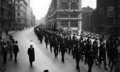 Right Wing March<br>4th October 1936:  A heavy police presence at a pre-war fascist march through London, organised by Oswald Mosley. The protesters make their way past the Ingersoll-Rand building in London's East End upon their return from Mark Lane.  (Photo by Derek Berwin/Fox Photos/Getty Images)
England;Police
Officer;Street;Urban;black
white;format
landscape;Roles
Occupations;Fascism;Marches
Demonstrations;Europe;FOX
144884;KEY
Battle Of Cable Street