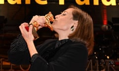 Director and screenwriter Carla Simón with the Golden Bear for best film for Alcarràs.