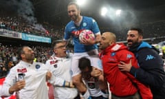 Napoli’s Gonzalo Higuaín celebrates after breaking the Serie A scoring record by reaching 36 on Sunday.