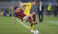 AS Roma v FC BATE Borisov - UEFA Champions League<br>ROME, ITALY - DECEMBER 09:  AS Roma player Manuel Iturbe (L) is challenged  during the UEFA Champions League group E match between AS Roma and FC BATE Borisov at Stadio Olimpico on December 9, 2015 in Rome, Italy.  (Photo by Luciano Rossi/AS Roma via Getty Images)
