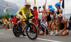 Jonas Vingegaard en route to victory in stage 16 as spectators cheer him on