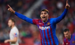 Ronald Araújo celebrates after levelling the scores for Barcelona against Sevilla. 