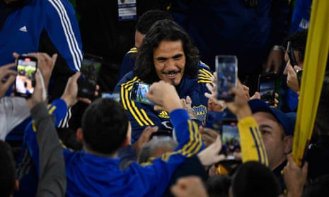 'There is no club like Boca': Edinson Cavani unveiled to ecstatic Boca Juniors fans – video