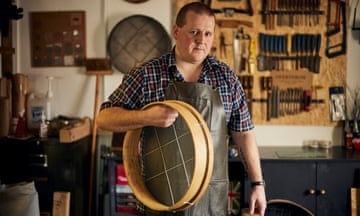 Sievewright Steve Overthrow making traditional wooden sieves and riddles in his workshop at Langport, Somerset. 