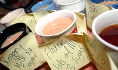 Cups of tea with post-it notes at work .
Mugs
beverage
Hot drinks

TNT Magazine/Alamy