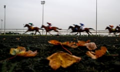 There will be a full card of racing and distinctly autumnal weather at Kempton Park on Wednesday evening.