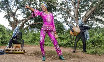 Actor and model Stella Chuisse impersonates Angélique Kidjo, a singer, songwriter and composer from Benin