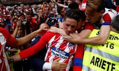 Fernando Torres celebrates scoring Atlético’s second goal against Eibar.