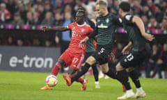 Bayern's Sadio Mané and Werder Bremen's Amos Pieper challenge for the ball