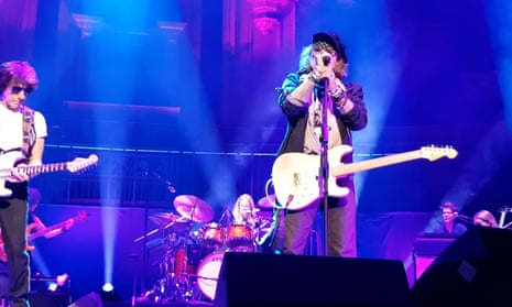 Johnny Depp performs at Royal Albert Hall with Jeff Beck – video