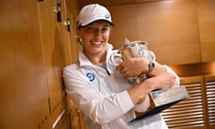 Iga Swiatek poses with the French Open trophy