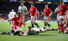 Alex Dombrandt scores England’s first try.