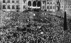 A large crowd gathers before the parliament of Budapest to celebrate Hungary’s proclamation of independence, 17 November 1918.