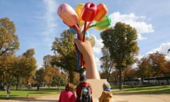 Jeff Koons’ Bouquet of Tulips sculpture in Paris.