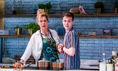 Janie Dee (Caroline) and Jack Archer (Leo) in Monogamy by Torben Betts @ Park Theatre. Directed by Alastair Whatley (Opening 11-06-18) ©Tristram Kenton 06-18 (3 Raveley Street, LONDON NW5 2HX TEL 0207 267 5550 Mob 07973 617 355)email: tristram@tristramkenton.com