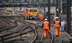 Travelers disrupted by engineering works and delays during Christmas get away in UK<br>epa05687336 Network Rail staff work on tracks at a closed Paddington Station in London, Britain, 24 December 2016. Tens of thousands of people will have their Christmas travel disrupted over the festive period across the UK as Network Rail continues engineering works. Paddington Station is closed for such works with no Heathrow Express trains operating.  EPA/ANDY RAIN