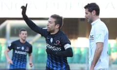 Atalanta’s captain, Alejandro ‘Papu’ Gómez, celebrates his second goal against Chievo