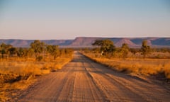 Lonely Mornington Road and the flat-topped Wunaamin Miliwundi Ranges enroute to Mornington WIldlife Sanctuary, the Kimberley, Western Australia<br>2DMAFBN Lonely Mornington Road and the flat-topped Wunaamin Miliwundi Ranges enroute to Mornington WIldlife Sanctuary, the Kimberley, Western Australia