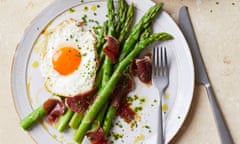 steamed asparagus with jamón and crispy fried egg