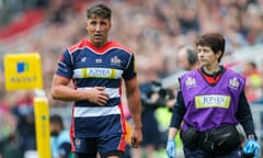 Bristol’s Gavin Henson trudges off against Sale after injuring his shoulder in a fall.