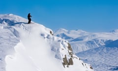 Skier at the top of Glencoe ski resort in Glencoe Scotland in brilliant white snow conditions with blazing sunshine<br>CE5MTJ Skier at the top of Glencoe ski resort in Glencoe Scotland in brilliant white snow conditions with blazing sunshine