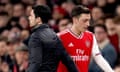 Mesut Özil with the Arsenal manager, Mikel Arteta.