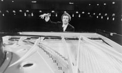 André Previn conducting from behind a piano.