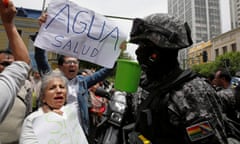Los manifestantes sostienen cubetas y protestan por la sequía continua en el centro de La Paz, Bolivia.