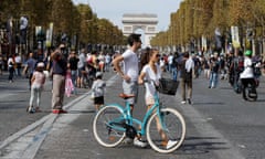 Cyclists and pedestrians in front of the Arc de Triomphe