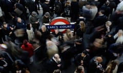 Commuters wait on the platform at Earls Court tube station on the London underground November 6, 2014. Trains were delayed at rush hour causing a back log of passengers. REUTERS/Kevin Coombs (BRITAIN - Tags: TRANSPORT)
